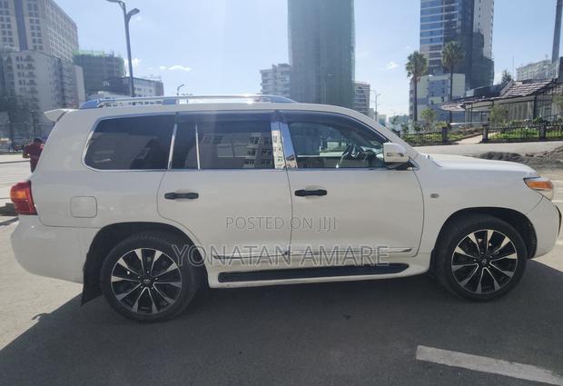 Toyota Land Cruiser 2010 White