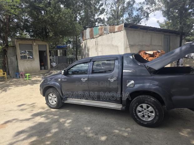 Toyota Hilux 2013 Gray