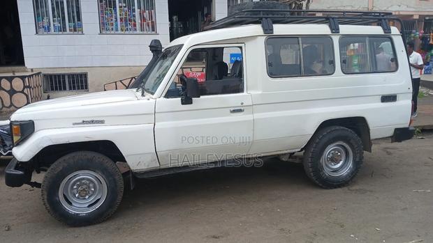 Toyota Land Cruiser 1995 White