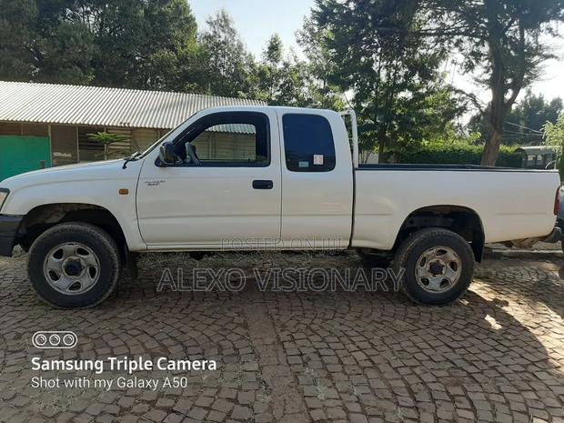 Toyota Hilux 1999 White