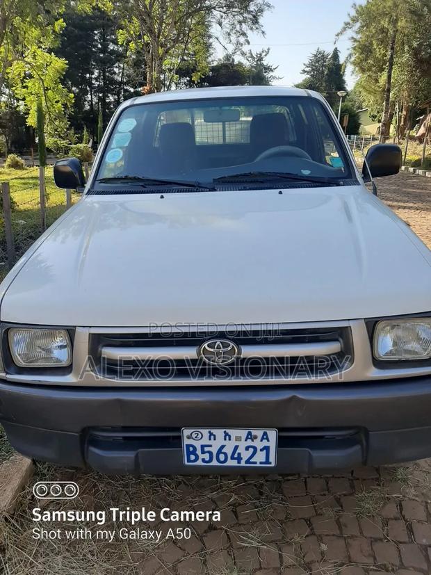 Toyota Hilux 1999 White