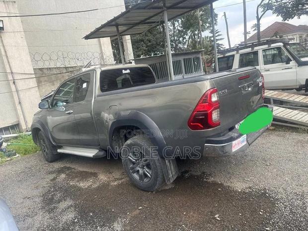 Toyota Hilux 2021 Gold