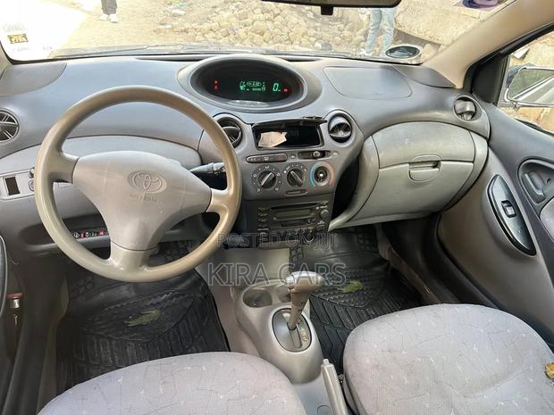 Toyota Vitz 2001 Silver