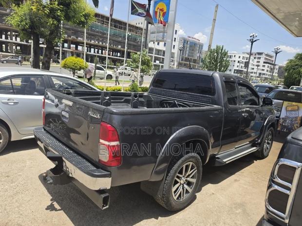 Toyota Hilux 2013 Black