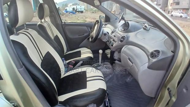 Toyota Platz 2001 Gold