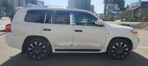 Toyota Land Cruiser 2010 White