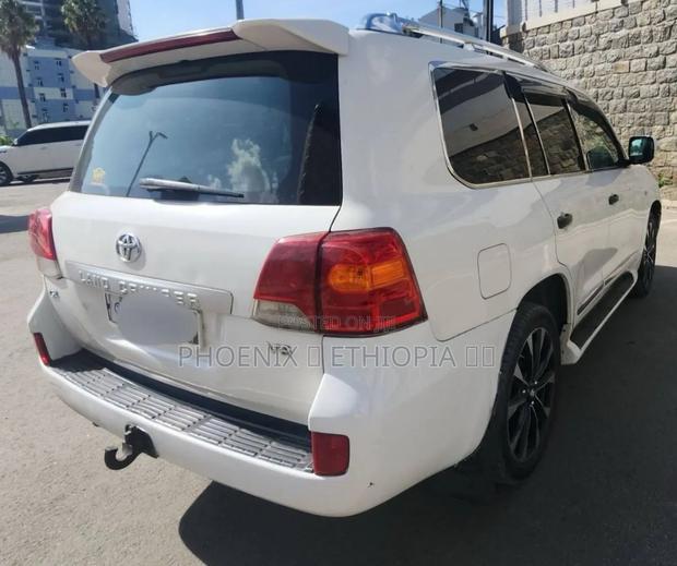 Toyota Land Cruiser 2010 White