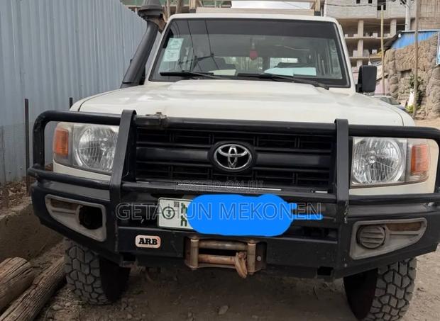 Toyota Land Cruiser 2016 White