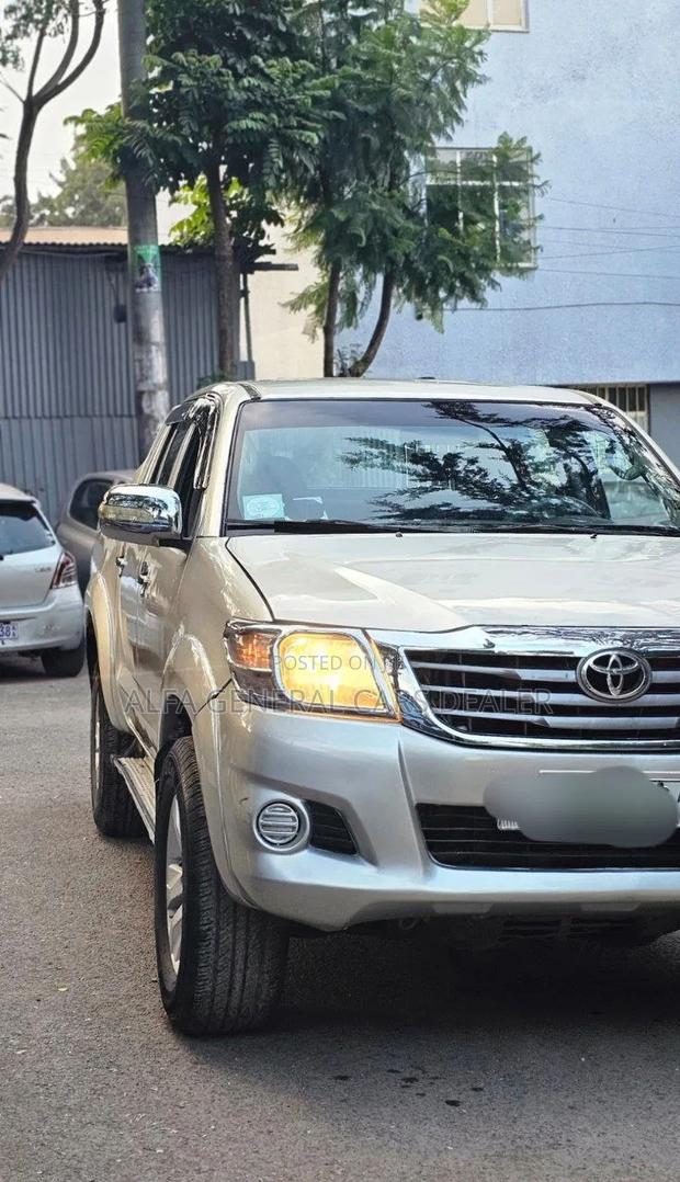Toyota Hilux 2013 Silver