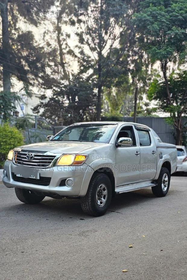 Toyota Hilux 2013 Silver