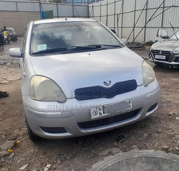 Toyota Vitz 2002 Silver