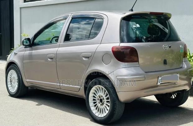 Toyota Vitz 1.0 FWD 3dr 2004 Gray