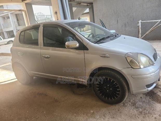 Toyota Vitz 2004 Silver