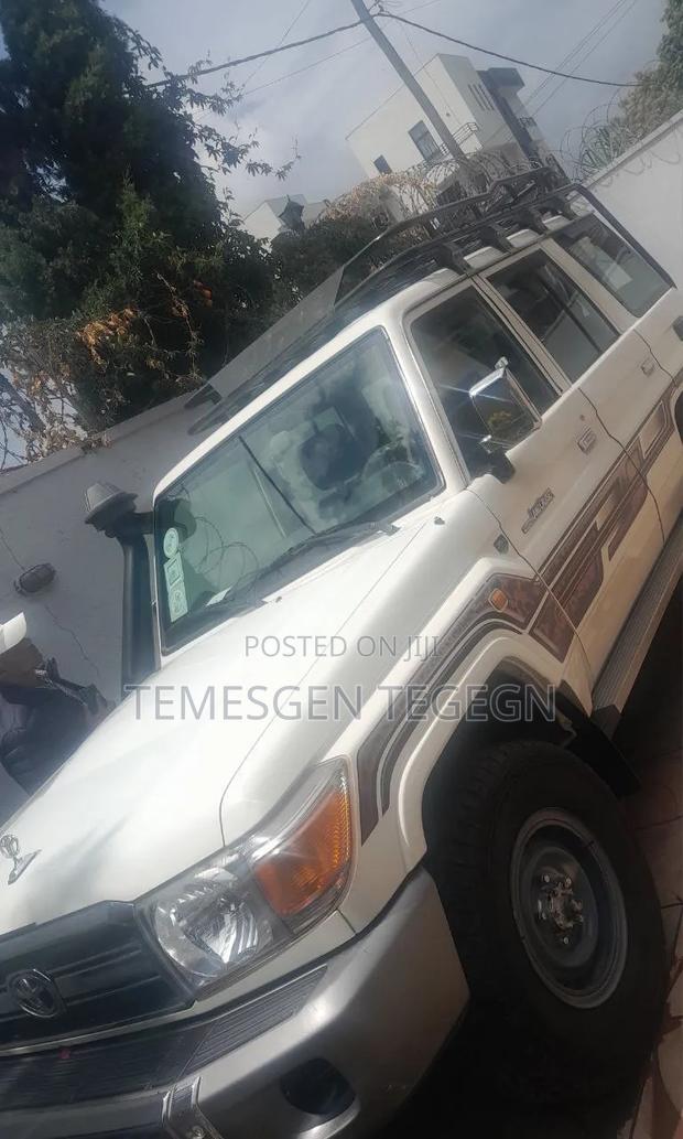 Toyota Land Cruiser 2011 White