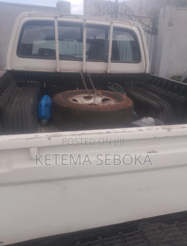 Toyota Hilux 2000 White