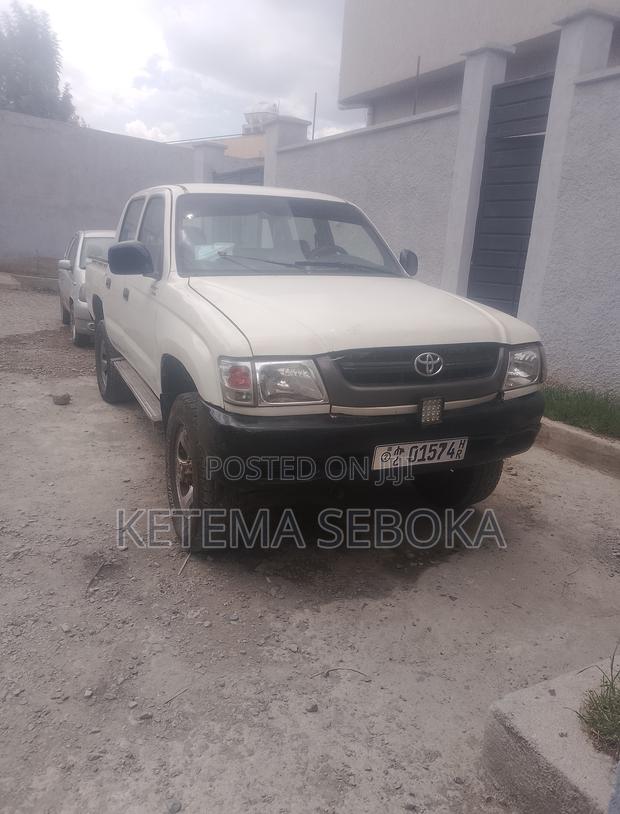 Toyota Hilux 2000 White