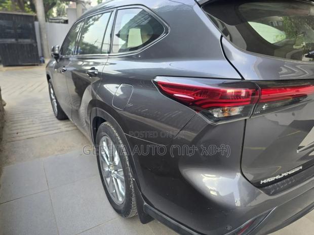 Toyota Highlander Limited AWD 2024 Gray