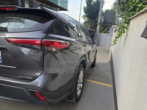 Toyota Highlander Limited AWD 2024 Gray