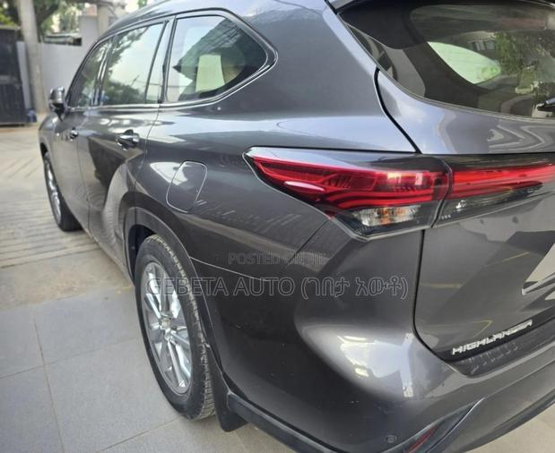 Toyota Highlander Limited AWD 2024 Gray