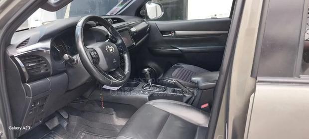 Toyota Hilux 2022 Gray