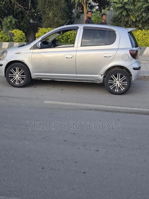 Toyota Vitz 2002 Silver