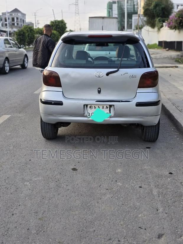 Toyota Vitz 2002 Silver