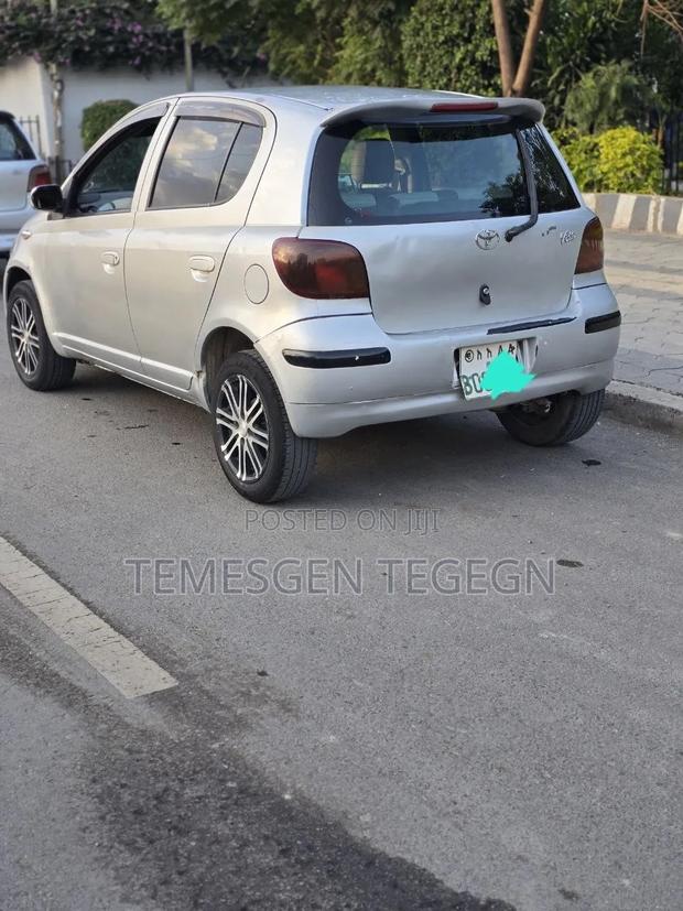 Toyota Vitz 2002 Silver