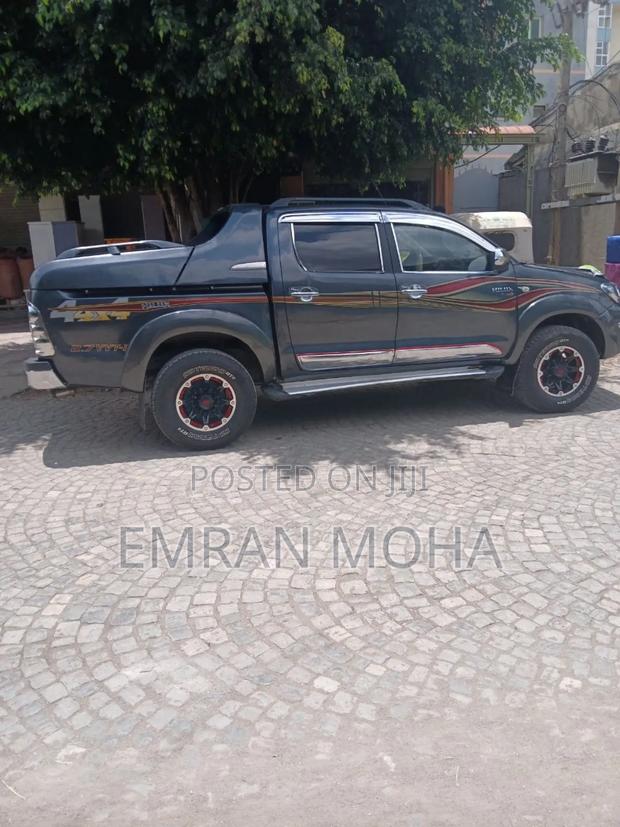 Toyota Hilux 2010 Gray