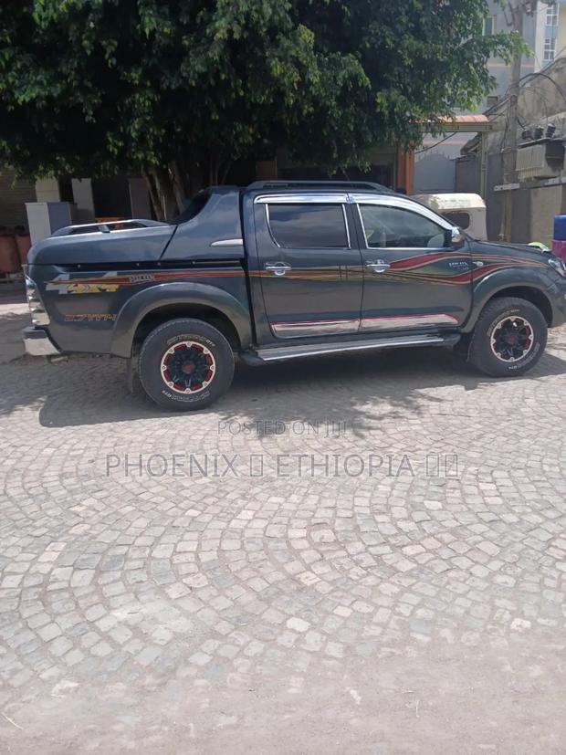 Toyota Hilux 2010 Gray