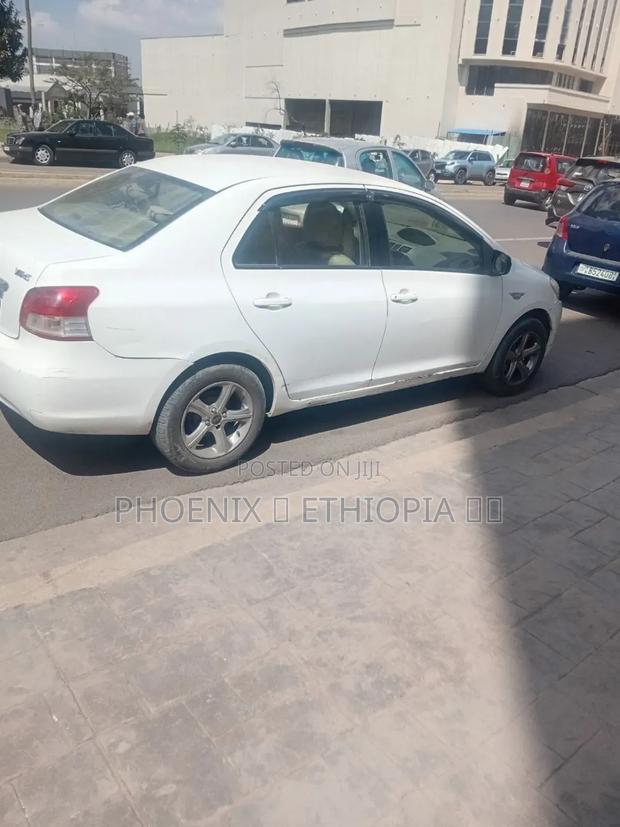 Toyota Yaris 2011 White