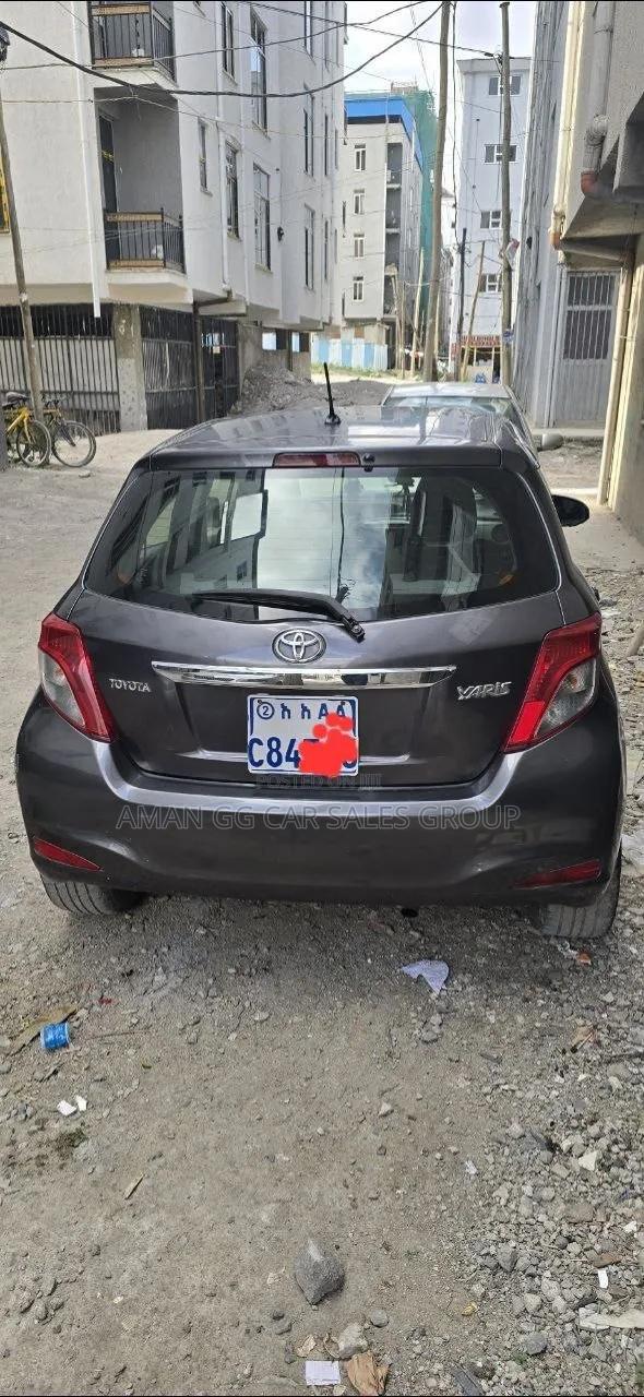 Toyota Yaris 2012 Gray