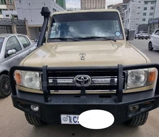 Toyota Land Cruiser 2013 Gold
