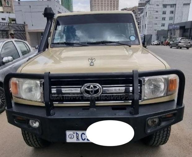 Toyota Land Cruiser 2013 Gold