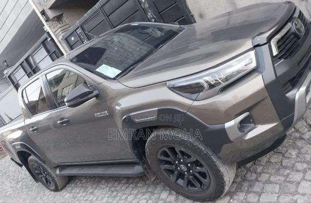 Toyota Hilux 2021 Gray