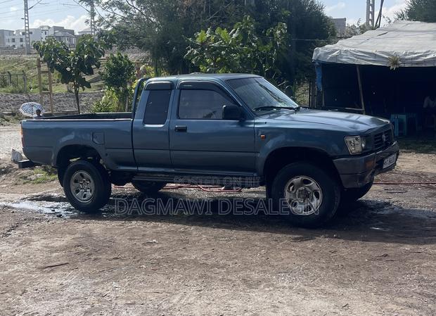 Toyota Hilux 1995 Blue