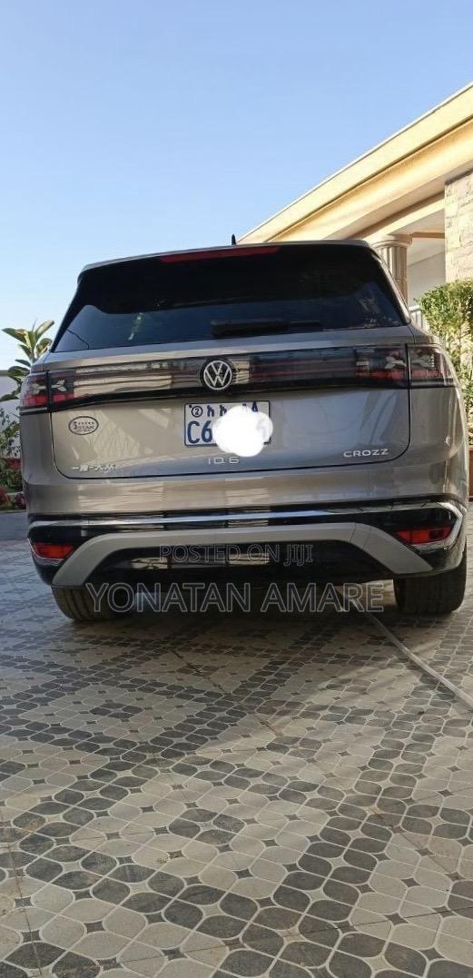 Volkswagen ID.6 2025 Gold