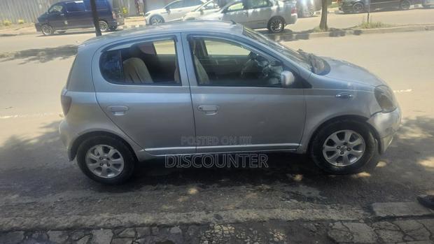 Toyota Vitz 2000 Silver