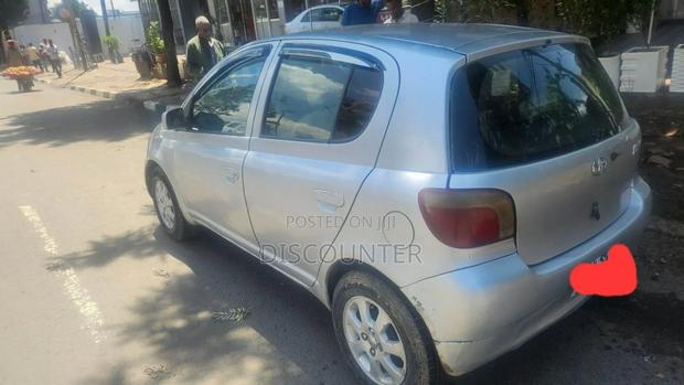 Toyota Vitz 2000 Silver