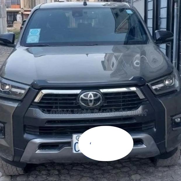 Toyota Hilux 2021 Maroon