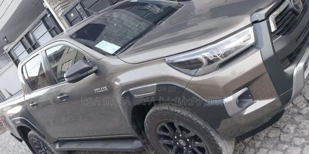 Toyota Hilux 2021 Maroon