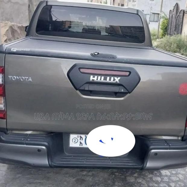 Toyota Hilux 2021 Maroon