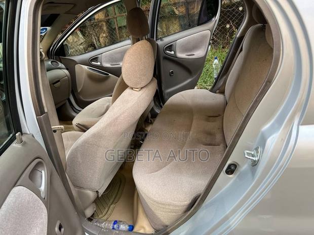 Toyota Platz 2003