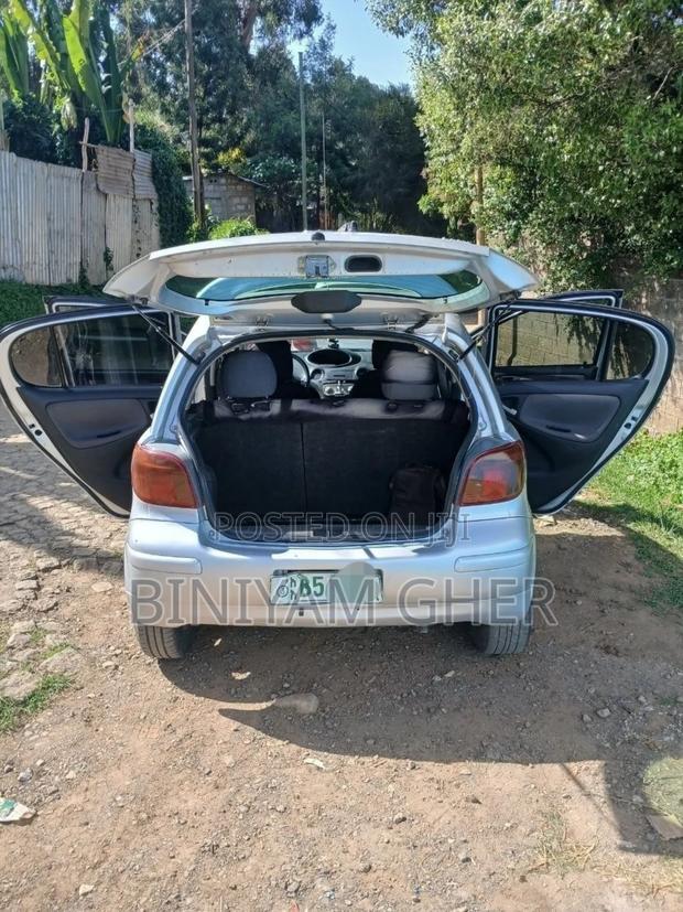 Toyota Vitz 2004 Silver