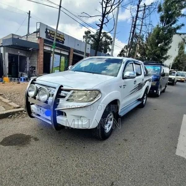 Toyota Hilux 2006 White