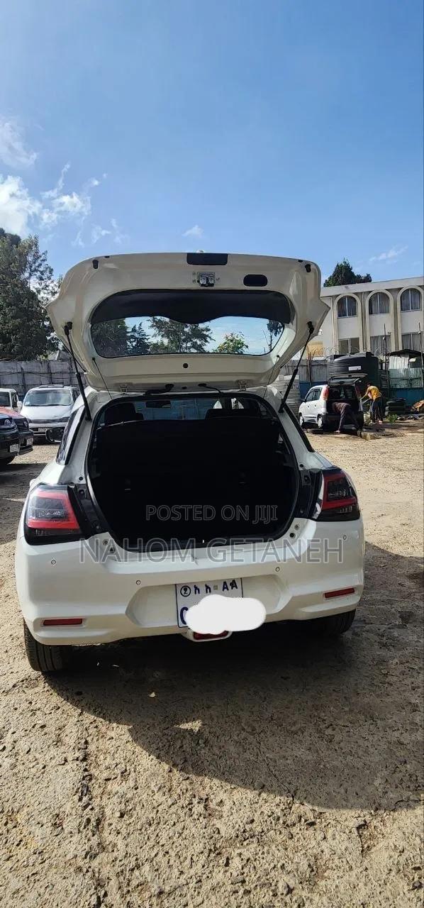 Suzuki Swift 2024 White