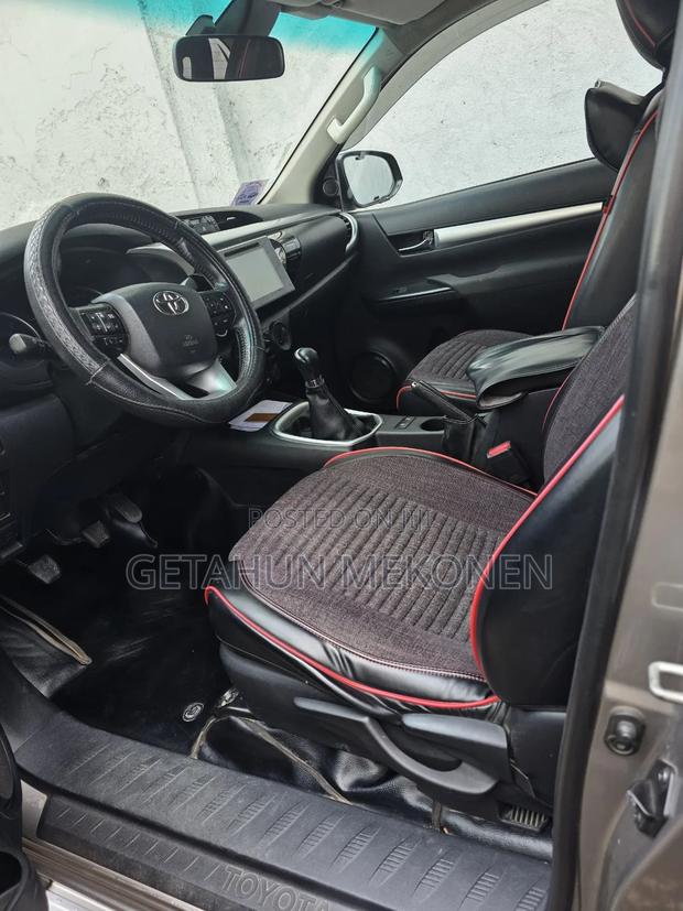 Toyota Hilux 2020 Gold