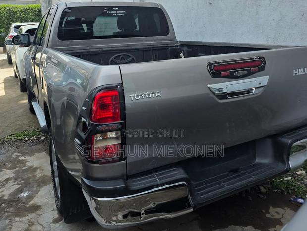 Toyota Hilux 2020 Gold