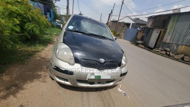 Toyota Vitz 2002 Silver