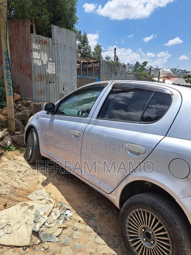 Toyota Vitz 2004 Silver