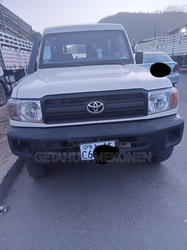 Toyota Land Cruiser 2017 White